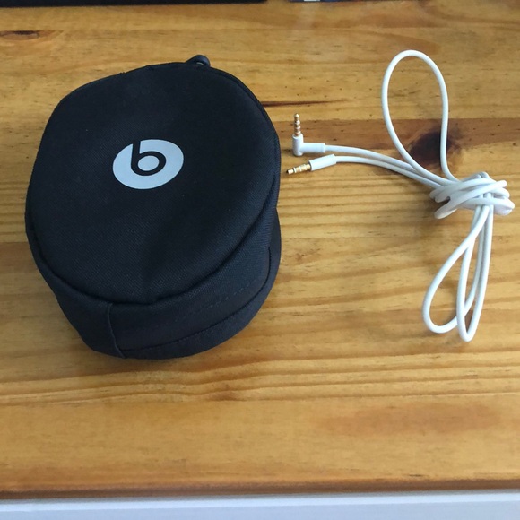 Silver Metallic Wireless Beats Solo3 - Picture 3 of 3